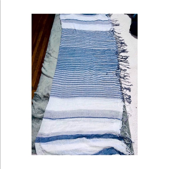 Light-Weight Cashmere and Silk Scarf. - Picture 2 of 3